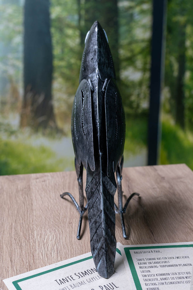 Vorwitziger Rabe aus Metall