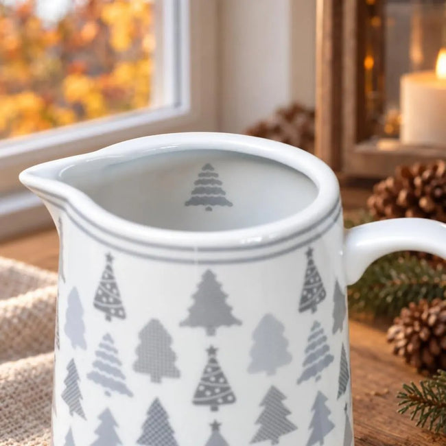 Kanne aus Porzellan mit weihnachtlichem Waldmotiv