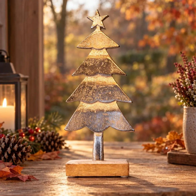 Silberfarbener Tannenbaum auf Holzwürfel