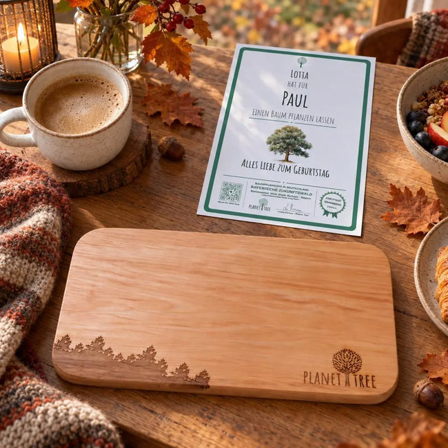 Planet Tree Frühstücksbrett aus Erlenholz – Geschenkansicht mit aktuellem Baumzertifikat; Beispielgestaltung