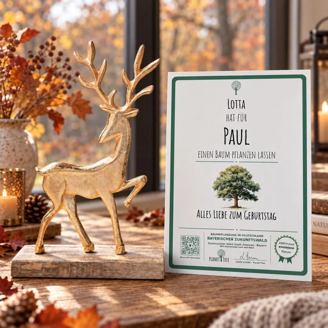 Metallener Hirsch in Gold auf Holzfuß – Geschenkansicht mit aktuellem Baumzertifikat; Beispielgestaltung