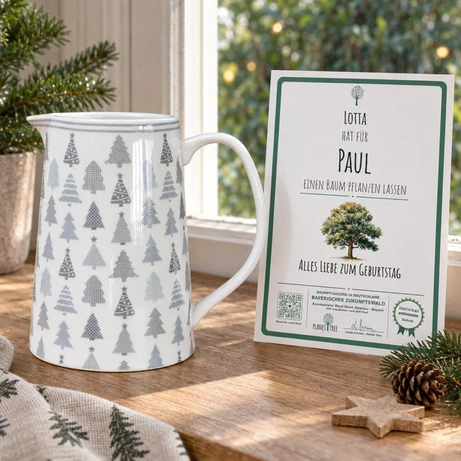 Kanne aus Porzellan mit weihnachtlichem Waldmotiv – Geschenkansicht mit aktuellem Baumzertifikat; Beispielgestaltung