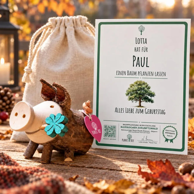 Glücksschwein Trudie mit Kleeblatt – Geschenkansicht mit aktuellem Baumzertifikat; Beispielgestaltung