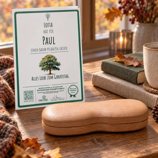 Brillenetui aus Holz – Geschenkansicht mit aktuellem Baumzertifikat; Beispielgestaltung