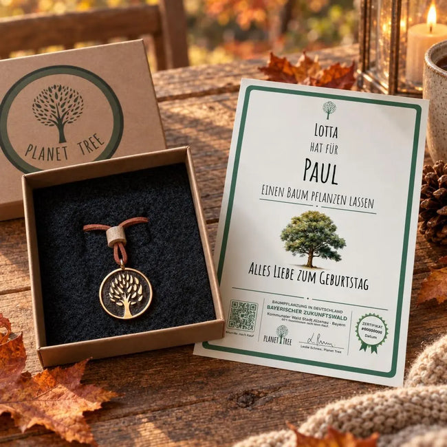 Planet Tree Anhänger aus Bronze mit Lederband – Geschenkansicht mit aktuellem Baumzertifikat; Beispielgestaltung