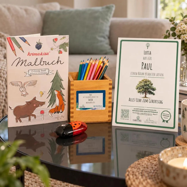 Set aus Buntstiften, Malbuch und Spitzer in handgefertigtem Halter aus Altholz