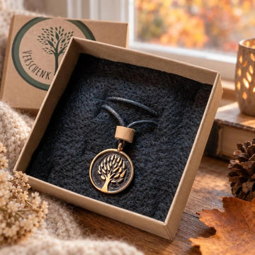 Planet Tree Anhänger aus Bronze mit Naturband