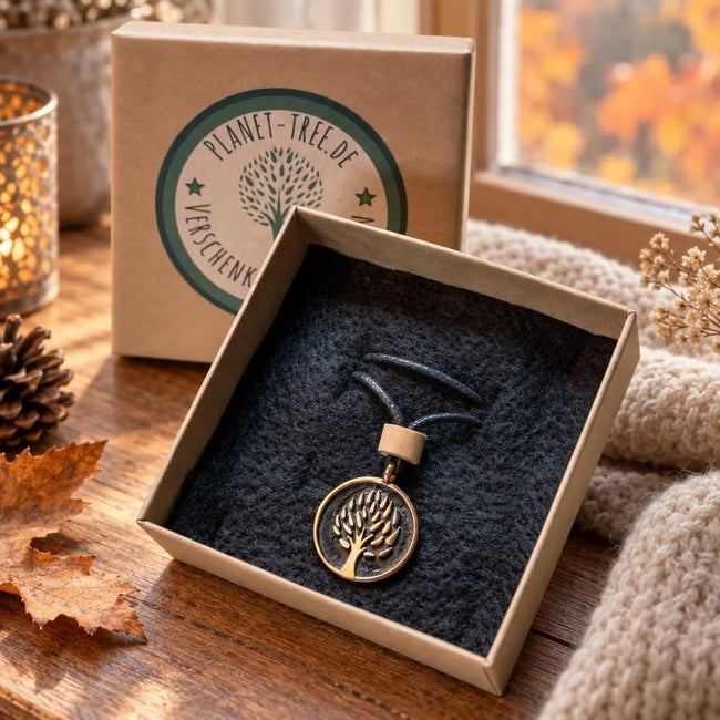 Planet Tree Anhänger aus Bronze mit Naturband