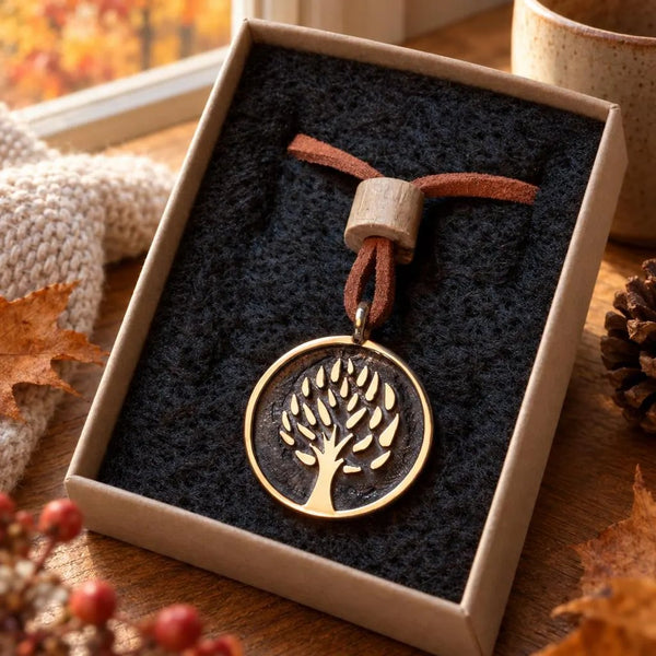 Planet Tree Anhänger aus Bronze mit Lederband
