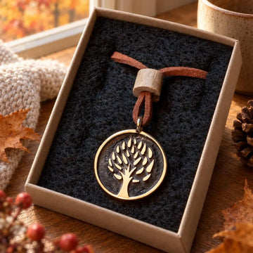 Planet Tree Anhänger aus Bronze mit Lederband