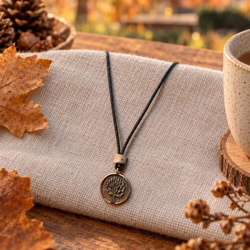 Planet Tree Anhänger aus Bronze mit Naturband