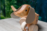 Wackeldackel aus Holz zum Nachziehen - Geschenk plus Baumspende in deutschem Landesforst