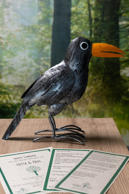 Vorwitziger Rabe aus Metall