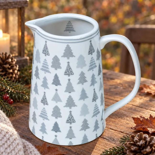 Kanne aus Porzellan mit weihnachtlichem Waldmotiv