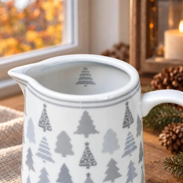 Kanne aus Porzellan mit weihnachtlichem Waldmotiv