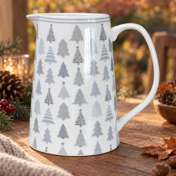 Kanne aus Porzellan mit weihnachtlichem Waldmotiv