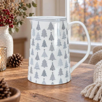Kanne aus Porzellan mit weihnachtlichem Waldmotiv