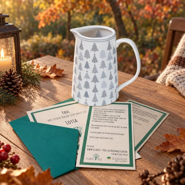 Kanne aus Porzellan mit weihnachtlichem Waldmotiv