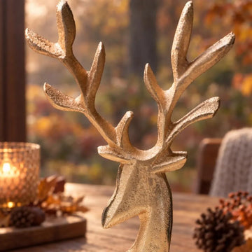 Metallener Hirsch in Gold auf Holzfuß