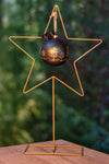 Goldfarbener Stern aus Metall mit Kugel