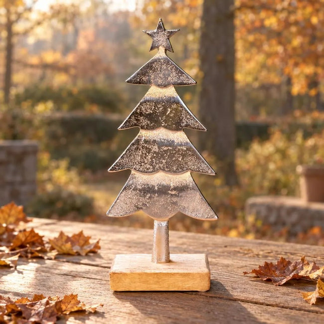 Silberfarbener Tannenbaum auf Holzwürfel