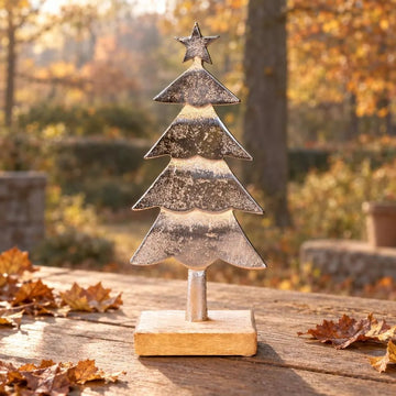 Silberfarbener Tannenbaum auf Holzwürfel