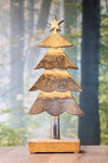 Silberfarbener Tannenbaum auf Holzwürfel