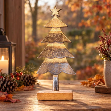 Silberfarbener Tannenbaum auf Holzwürfel