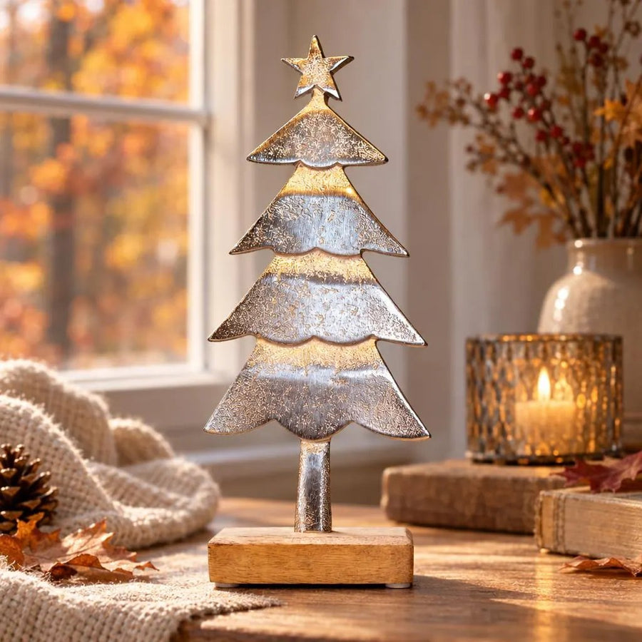 Silberfarbener Tannenbaum auf Holzwürfel