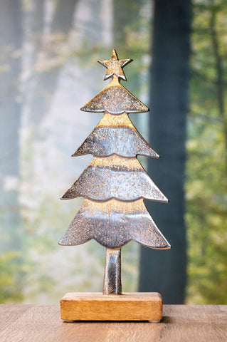 Silberfarbener Tannenbaum auf Holzwürfel