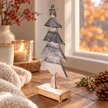 Silberfarbener Tannenbaum auf Holzwürfel