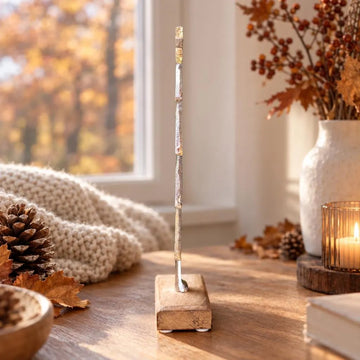 Silberfarbener Tannenbaum auf Holzwürfel