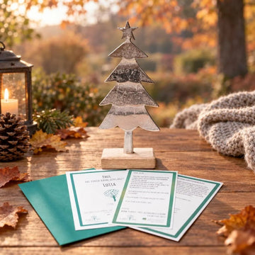 Silberfarbener Tannenbaum auf Holzwürfel
