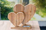 Zwei Herzen aus Holz