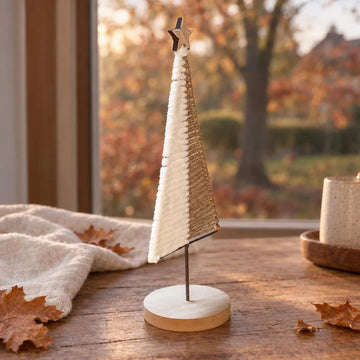 Dekorativer Weihnachtsbaum aus Wolle und Jute