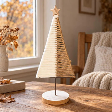 Dekorativer Weihnachtsbaum aus Wolle und Jute