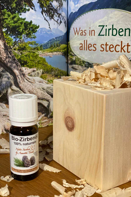 Set aus Zirbenbuch, Holzwürfel mit Zirbenspäne und wertvollem Bio-Zirbenöl