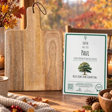 Schneidebrett aus FSC-zertifiziertem Mangoholz – Geschenkansicht mit aktuellem Baumzertifikat; Beispielgestaltung