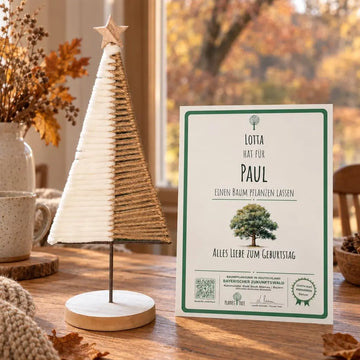 Dekorativer Weihnachtsbaum aus Wolle und Jute – Geschenkansicht mit aktuellem Baumzertifikat; Beispielgestaltung