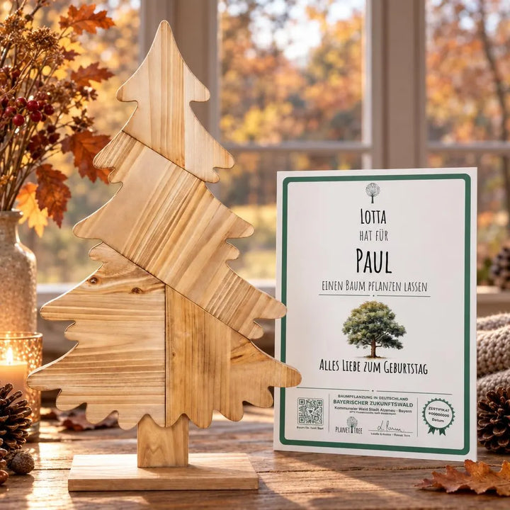 Dekorativer Tannenbaum aus Stückholz – Geschenkansicht mit aktuellem Baumzertifikat; Beispielgestaltung