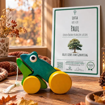 Frosch aus Holz zum Nachziehen – Geschenkansicht mit aktuellem Baumzertifikat; Beispielgestaltung