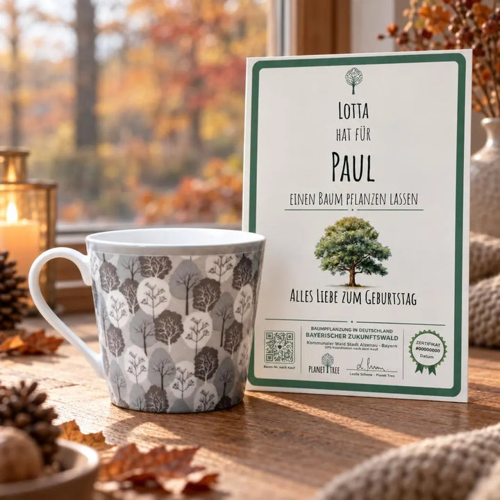Tasse aus Porzellan "Wald" – Geschenkansicht mit aktuellem Baumzertifikat; Beispielgestaltung