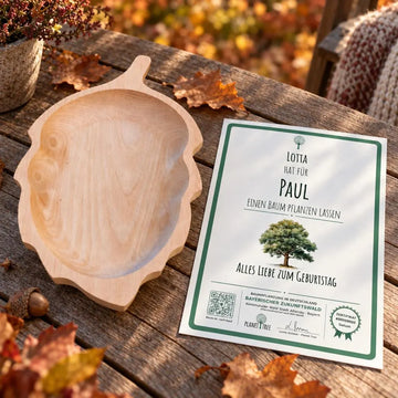 Handgefertigte Schale aus Buchenholz – Geschenkansicht mit aktuellem Baumzertifikat; Beispielgestaltung