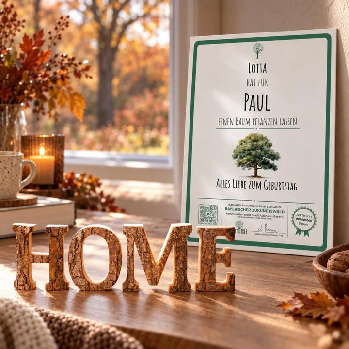 HOME aus Holz mit Baumrinde – Geschenkansicht mit aktuellem Baumzertifikat; Beispielgestaltung