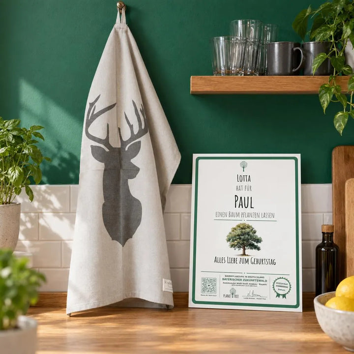Geschirrtuch großer Hirsch grau – Geschenkansicht mit aktuellem Baumzertifikat; Beispielgestaltung