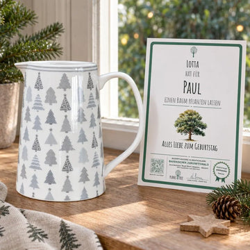Kanne aus Porzellan mit weihnachtlichem Waldmotiv – Geschenkansicht mit aktuellem Baumzertifikat; Beispielgestaltung