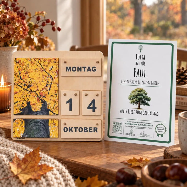Kalender Vier Jahreszeiten aus Holz - jedes Jahr wiederverwendbar – Geschenkansicht mit aktuellem Baumzertifikat; Beispielgestaltung