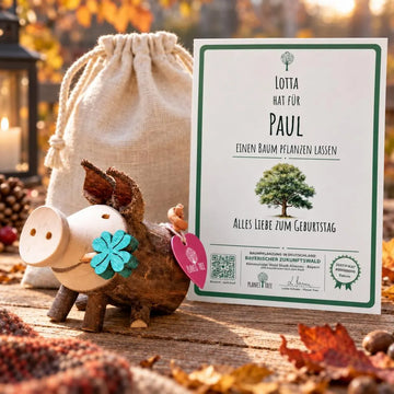 Glücksschwein Trudie mit Kleeblatt – Geschenkansicht mit aktuellem Baumzertifikat; Beispielgestaltung