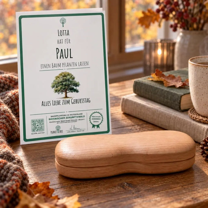 Brillenetui aus Holz – Geschenkansicht mit aktuellem Baumzertifikat; Beispielgestaltung
