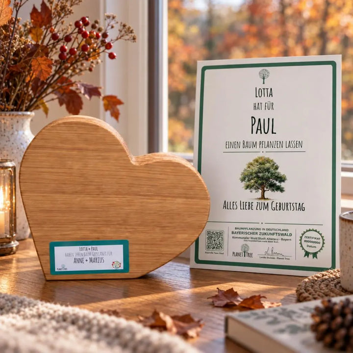 Personalisiertes Herz aus Holz – Geschenkansicht mit aktuellem Baumzertifikat; Beispielgestaltung